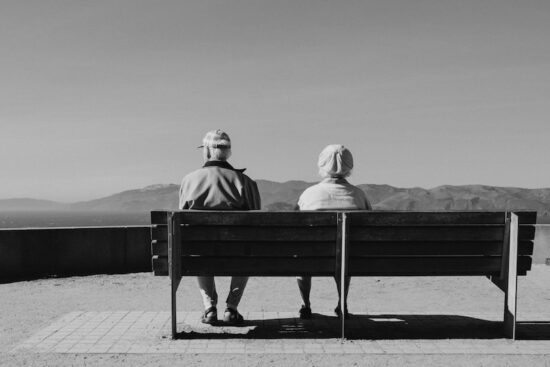 Couple-senior-assis-sur-un-banc-noir-et-blanc